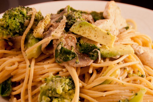 Kyllingpasta med spinat og brokkoli