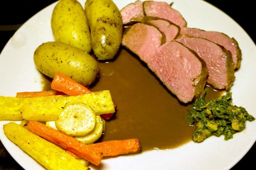 Lammelår sous vide med rødvinssaus og myntepesto