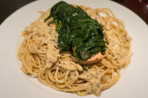 Laks med spinat og pasta