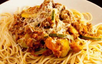 Spaghetti med grønsakssaus og elgdeig